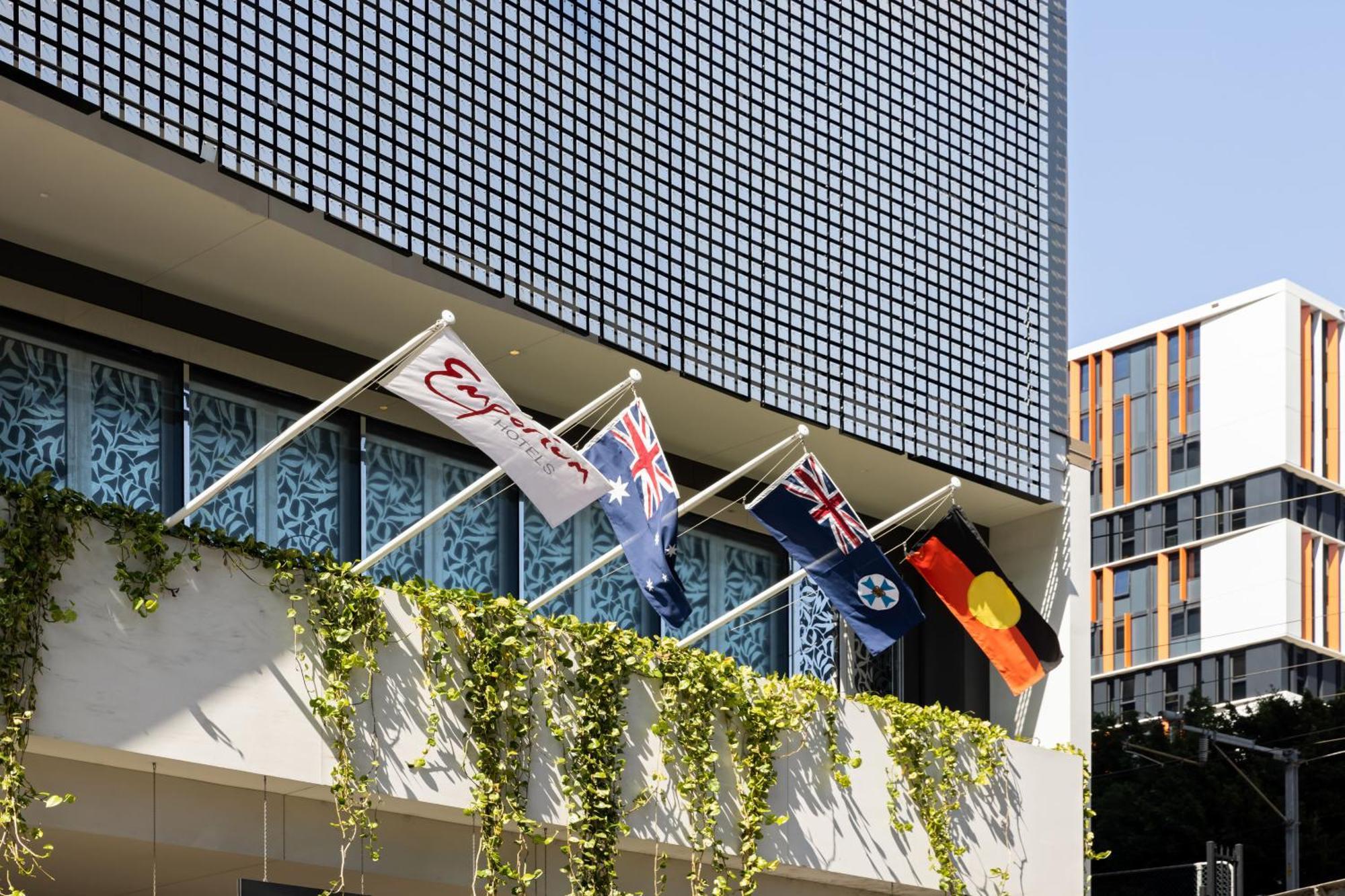 Emporium Hotel South Bank Brisbane Exterior foto Flags at the Queensland University of Technology